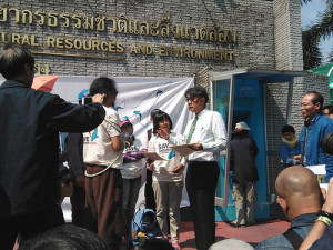 The demonstration by Save Andaman from Coal in front of the Ministry of Natural Resources and Environment in Bangkok (photo from New Democracy Movement)