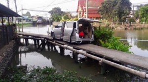 Wrong way Car stuck after driver follows GPS down Nonthaburi footbridge1