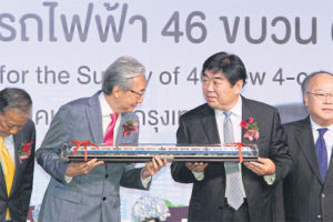 Deputy Prime Minister Somkid Jatusripitak (second left) chaired yesterday's contract signing ceremony to buy new trains for the Bangkok Mass Transit System from Siemens AG and CRRC Changchun Railway Vehicles. 