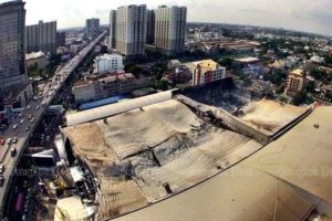 The main, obvious damage to Major Cineplex Pinklao was a massive collapse of sections of the roof.