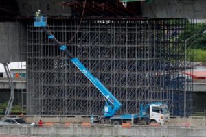 A labourer walks at a construction site in downtown Bangkok, Thailand June 27, 2016. Picture taken June 27, 2016.  REUTERS/Chaiwat Subprasom